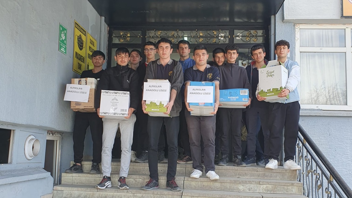 Okulumuzda Sosyal Sorumluluk Projesi Kapsamında Ramazan Ayına Özel İhtiyaç Sahiplerine Yardım Kolisi Dağıtımı Yapıldı